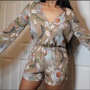 Buddy Love Peacock/Feather Bell Sleeve Lined Romper Size Small